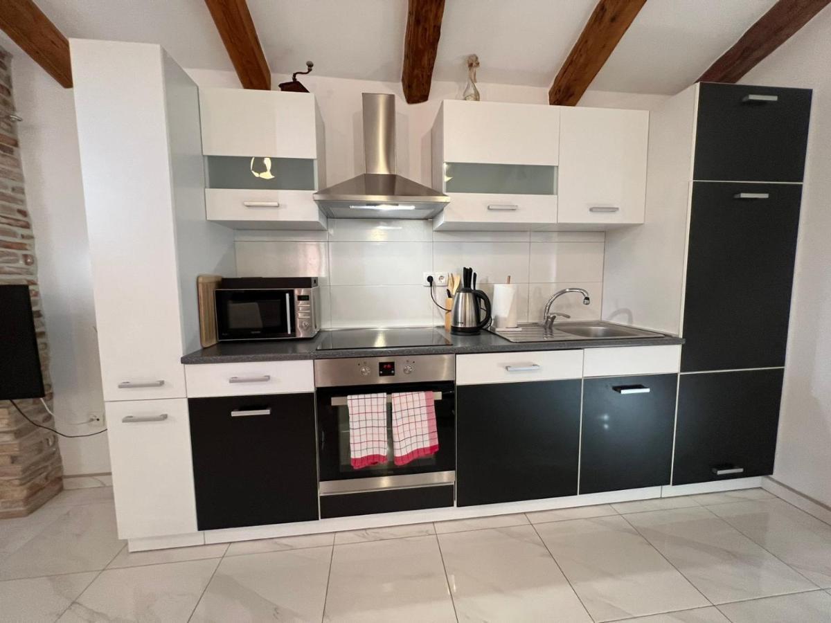 Lorena Apartma Lakmartin